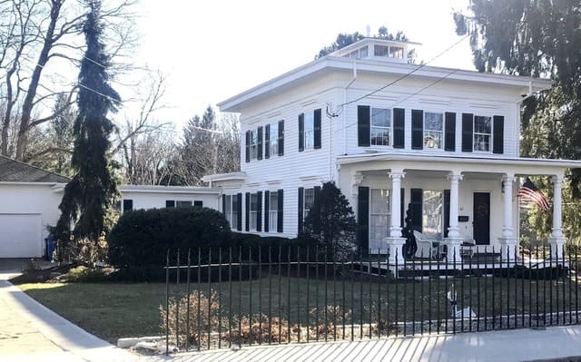 Custom-built homes in Glastonbury Hills